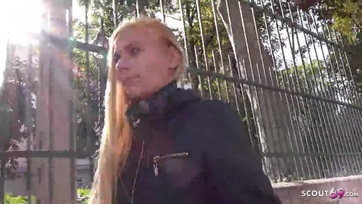 Felszopta a bajor ügynök répáját a visszahúzódó magyarországi bébi hogy a pinájába beengedje Thumb