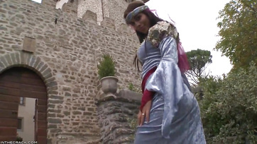 Középkori ruhában játszik a punijával és a popsijával a bevadult lotyó Thumb