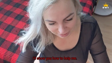 Miután előredőlt a formás seggű szőkehajú anyácska a felajzott fogadott kölyke beverte a lomposát Thumb