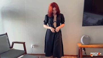 Lecsupaszodott a vöröske bombanő és felajánlotta a faszhiányos muffocskáját az anonim férfinek Thumb