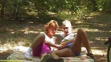 Didin majd puncuson gyömöszölte a ronda 71 éves öreglányt a fiatal srác Thumb