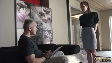 A hamvas vaginájával rászedte az időske pasast a sexy budapesti pipi hogy felvegye Thumb