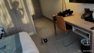 Egyből felkeményedett a répám a dögös nevelőanyámat fürkészve majd rádumáltam egy hosszadalmas flexelésre Thumb