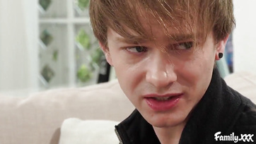 Keményen megugrálta a platinaszőke tini ribi a fiatal mostohaöccse répáját Thumb