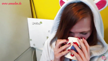 Telegecizte a beindulva ébredt tini ribanc száját miután megszökdelte a répáját Thumb