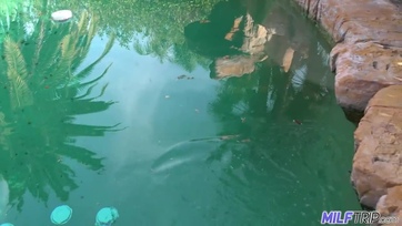 Beolajoztam a szexi mostoha anyum jó nagy popóját majd durván megkúrtam a nunikáját Thumb