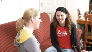 Fogadásból leöltözött és maszturbált egy óriásit a platinaszőke fiatal ribi Thumb