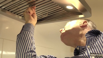 Befalta az aggastyán fószer nedűjét a hazai fiatal lány miután az szétfarkalta a nunusát Thumb