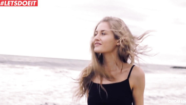 Imád publikusan meztelenkedni a magyarországi csaj de kefélni még inkább! Thumb