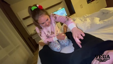 A mostoha tesóm előrántotta a péniszemet a nadrágomból miközben a nőmmel csevegtem a mobilon Thumb