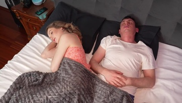 Egy ágyban szunyáltunk a felajzott mostohaapámmal aki az éjszaka péppé kettyintette a pinámat Thumb