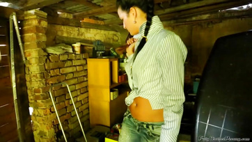 Lepisikélte a barna hajú meleg barátnőjét miután megcsócsálták egymás pináját Thumb