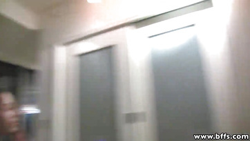 Ledobták a pizsamát a lezbi tini pinák és egy nagy enyelegtek Thumb