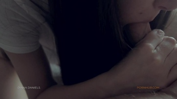 Egy szexfüggő fiatal lány kerek valaggal happolja a falloszt kutyában a kis cuncusába Thumb