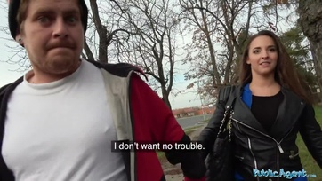 Egy kis kápéért durván megcumiztathatta és pinán dughatta a pesti libát Thumb