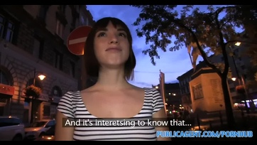 Egy kis suskáért beengedte az idegen forma répáját a kis vaginájába a magyar születésű ribi Thumb