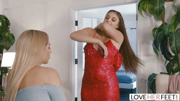 A lábával tutujgatta a felizgult barátnőjét a valódi puncifaló lány Thumb