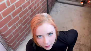 Félrebaszott a kigyúrt szomszéd sráccal a vörös pipi míg a pasija megbeszélésen volt Thumb