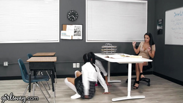 A gyakorlott tanítónőt is beédesgették a lezbikus trióba az gimis csajok Thumb