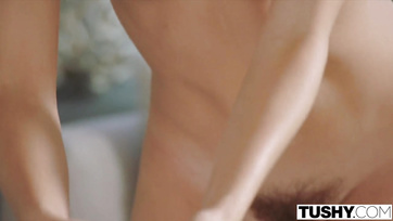 Ekkora pélóval még aligha baszták fenékbe azelőtt a kecses szöszi kiscsajt Thumb