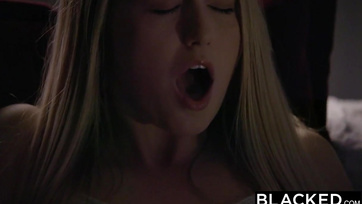 Valahára megvizsgálhatott egy igazi feka dákót a kis feszes punijában a felizgult tini csajszi Thumb