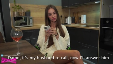 A vágytársa fütyijét szopta a luxus ribanc miközben a férjecskéjével fecsegett telefonon Thumb