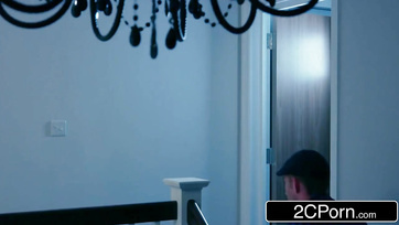 A nőcskéje helyett a basznivaló nevelt lányát dugba hátsóba a kanos apa Thumb