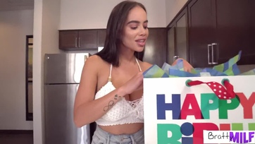 A nagycickós mostoha anyucikám felvidított egy masztibátorral és belecsücsült a duzzadt pöcsömbe Thumb