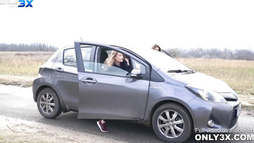 Megpuszilgatta a csábos magyarországi stoppos lányka finom nunusát a sötét hajú leszboszorka Thumb