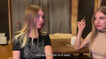 A lakótársnőm szexis kis barátnője megrángatta majd meg is mászta a virslimet Thumb