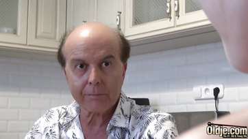 Tövig Hatolva bejutott a vékony tini ribanc feszes pinácskájába a koros fószer Thumb