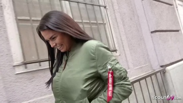 Felcsípte a csöcsös középeurópai sunát és egy kis suska fejében meg is dughatta Thumb