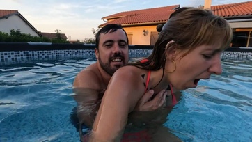 Lecibálta a fürdőruhát a hazai nőjéről és meghágta a sunáját a víz alatt Thumb