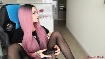 Szétrakott combokkal playstation-özött a babám amíg be nem vágtam a kis nunájába Thumb