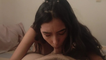 Felhuppant a duzzadó faszomra a szexis kolis csaj miután egy csöppet megcumizta Thumb