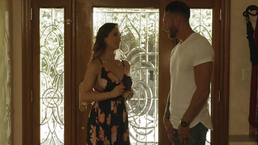 A sexy milf hölgyemény nem tudott nemet mondani a jókiállású tinisrác fütykösére Thumb