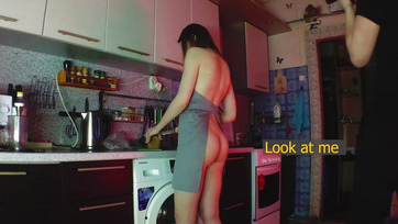 A konyhapultnál habzsolta meg a kerekseggű ribije szőrtelen puncusát Thumb