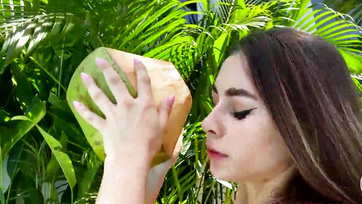 A kertben kezdte el cuclizni a kolbászomat a hibátlan keblű mostoha hugim Thumb