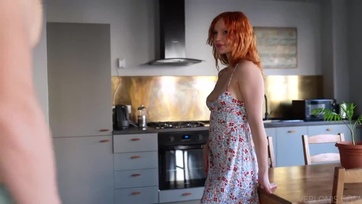 A konyhabútornál raktam be a kiéhezett csajnak miután kinyaltam a puncikáját Thumb