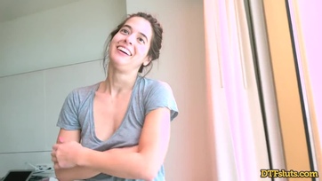 Ez a kis telhetetlen kanca élvezi ha könyörtelenül megbaszom és összespriccelem az arculatát Thumb