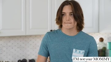 Letámadta a tini fiút a dús keblű milf nőszemély hogy megtömesse vele a borotválatlan nuniját Thumb