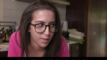 A saját nevelőanyucija vezette be a szex rejtelmeibe a 18 esztendős tini suncit Thumb