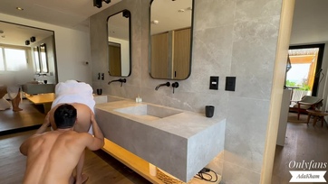 Besurrantam a fürdőbe és teletüzeltem a menyasszonykám csábos barinőcijének puncikáját Thumb