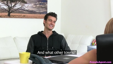 Egy orbitálisat tüzelt a szöszke hazai sunácska arcára a castingen Thumb