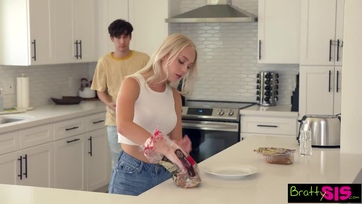 A szégyentelen mostoha nővérkém végül nem csak megnyálazta a kolbászomat hanem meg is farkalhattam Thumb