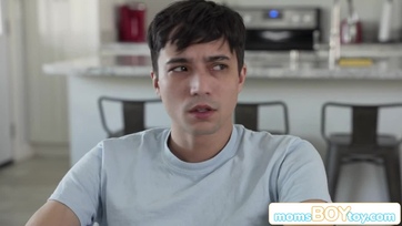 A nimfomán mostohaanyuci előhúzta a nagy kebleit majd ráharapott a kölyke falloszára Thumb