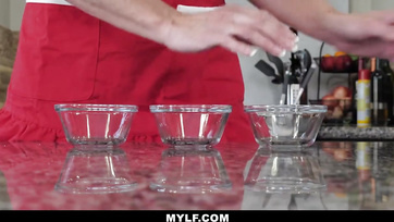 Süti főzőcskézés közben akarta meg a csávója cerkáját a filigrán milfecske Thumb