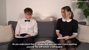 Rászorított a szégyenlős osztálytársa pöcsére majd bele is csücsikézett a harisnyakötős tini lány Thumb