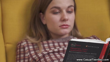 Megfarkalta a tündéri karcsú lány borotvált puncikáját cucliztatás után Thumb