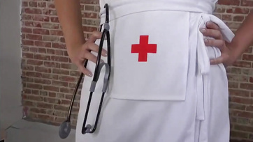 Ráverte a megdagadt pélómat az ari orcájára a szexis ápoló nőcske Thumb